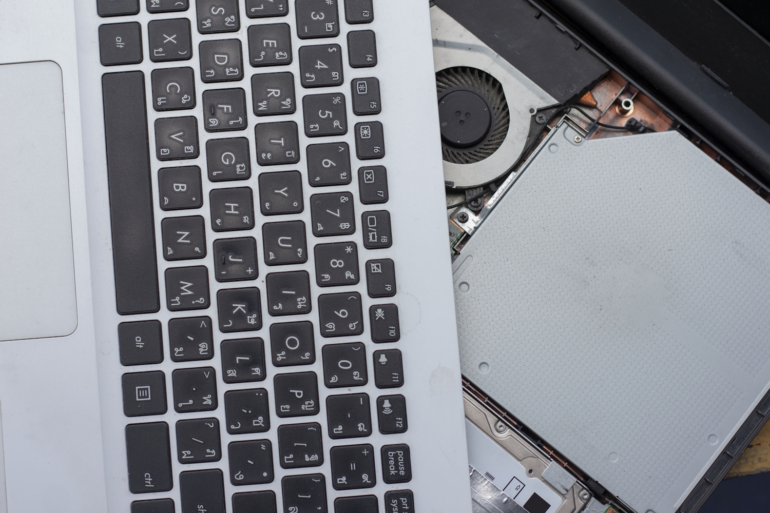 epair-and-maintenance-laptop-computer-with-thai-keyboard